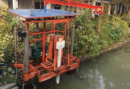 自走式生態(tài)河堤打樁機(jī)